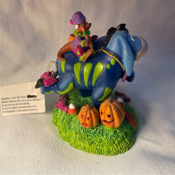 Vintage Winnie the Pooh Halloween Themed Figurine needs batteries - Picture 2 of 8
